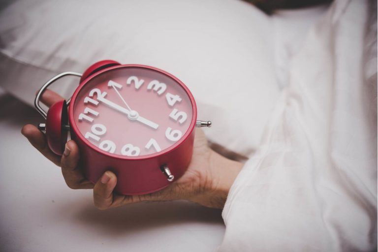 「6時にアラームをセットする」は「I set the alarm clock at 6 a.m.」?