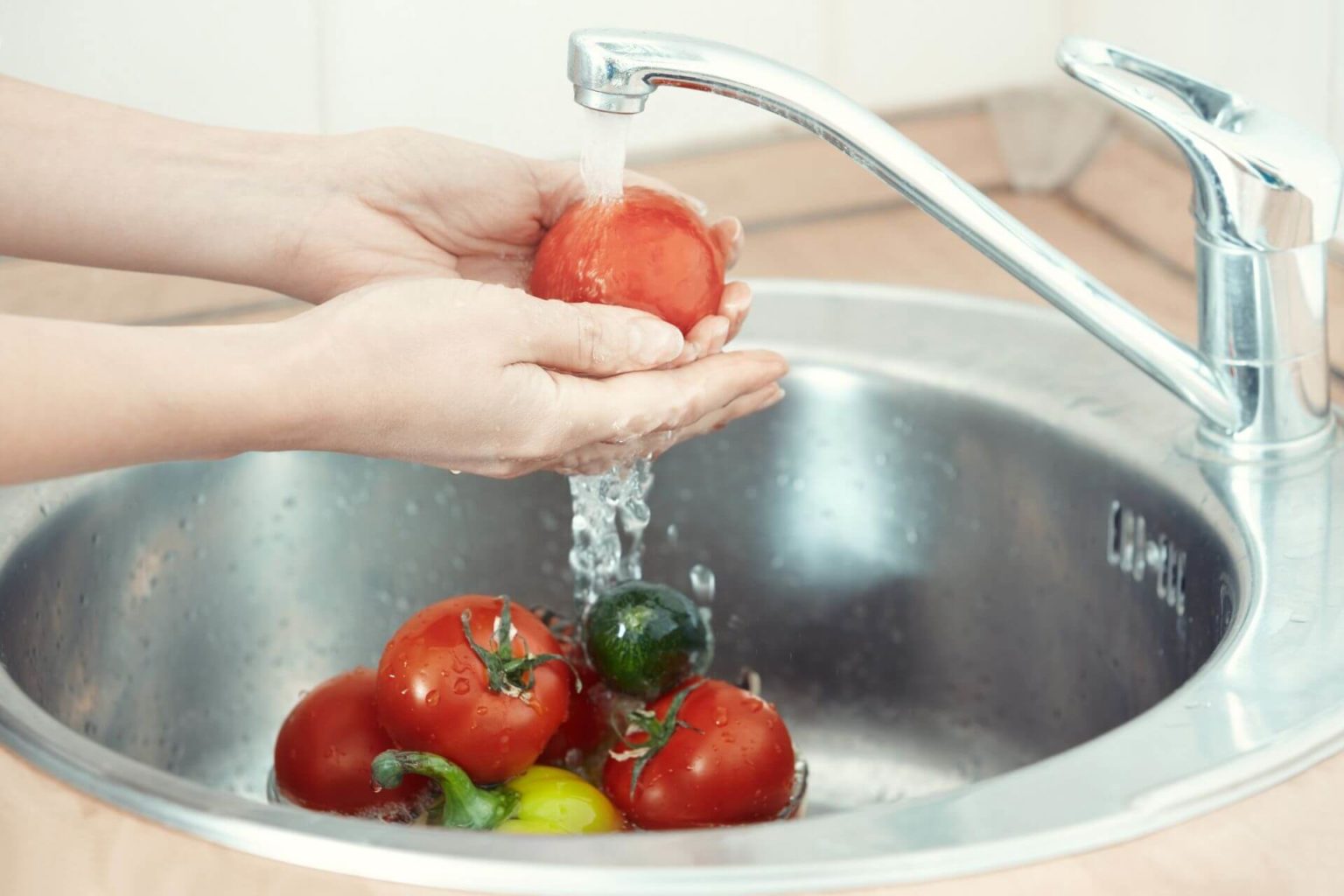 Фрукты надо мыть. Мыть фрукты. Мытье овощей. Мыть овощи и фрукты. Фрукты под струей воды.
