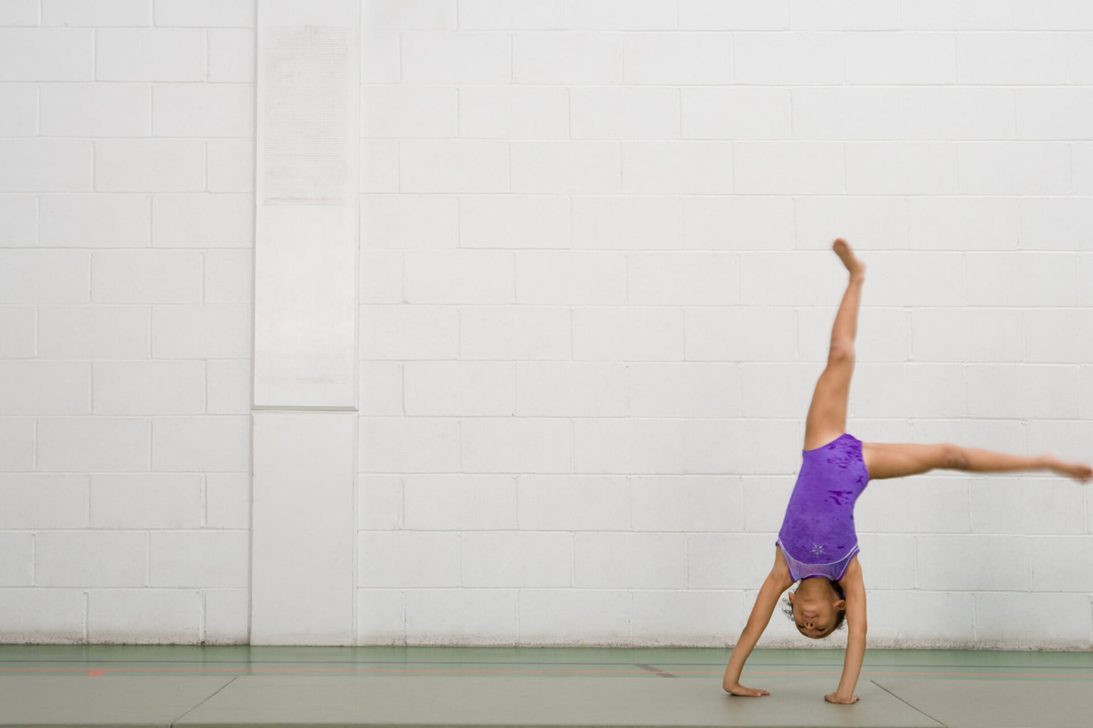 Упражнение гимнаста 3. Гимнастика на 3. Cartwheel (Gymnastics). Гимнастика на большом колесе. Рондат фото.