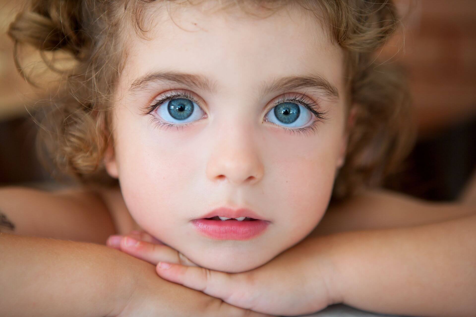 Browns kind. Детские глаза. Дети с красивыми глазами. Девочка с голубыми глазами. Большие голубые детские глаза.