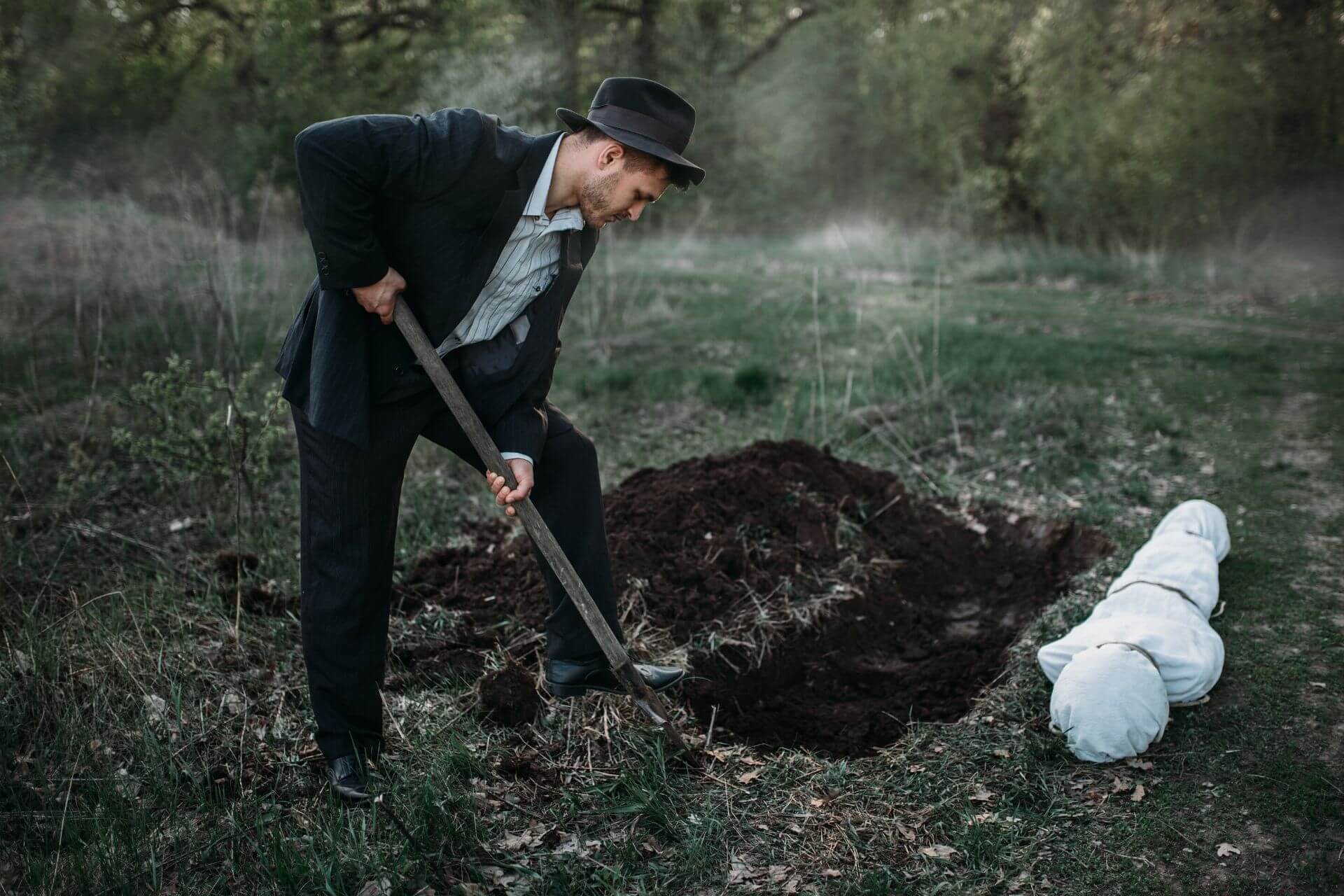 Сонник копал могилу. Человек копает яму.