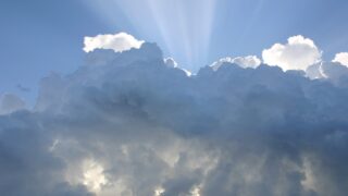 英語イディオム「Every cloud has a silver lining.」の意味は？