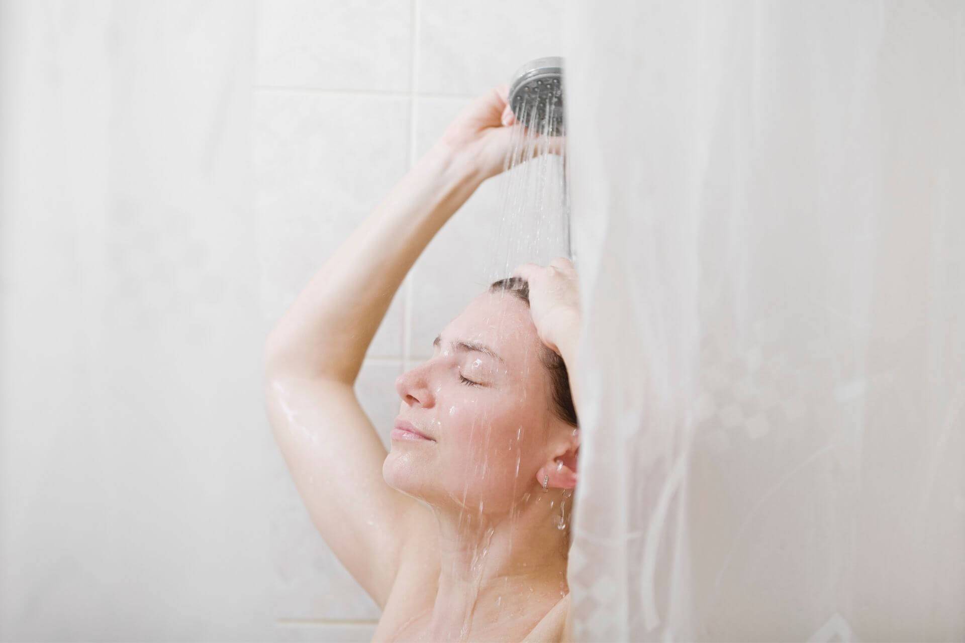 Женщина за шторой в ванной